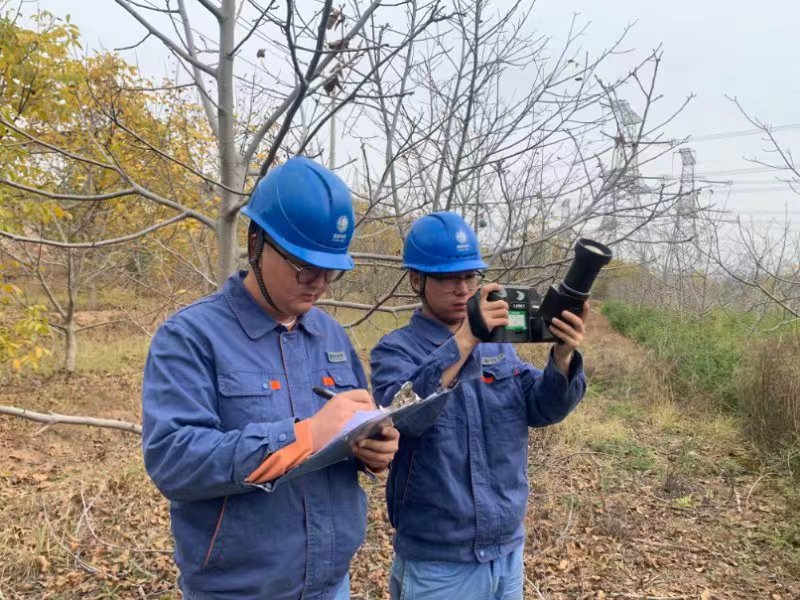 國(guó)網(wǎng)海東供電公司駐守民和縣的電纜班員工侯天錄、姜永宏對(duì)110千伏園曙 II回電纜線路開(kāi)展巡視和測(cè)溫工作。楊宵攝