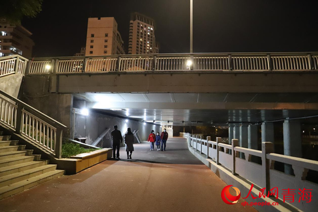 五四橋下的人行通道已安裝路燈。人民網(wǎng) 楊啟紅攝