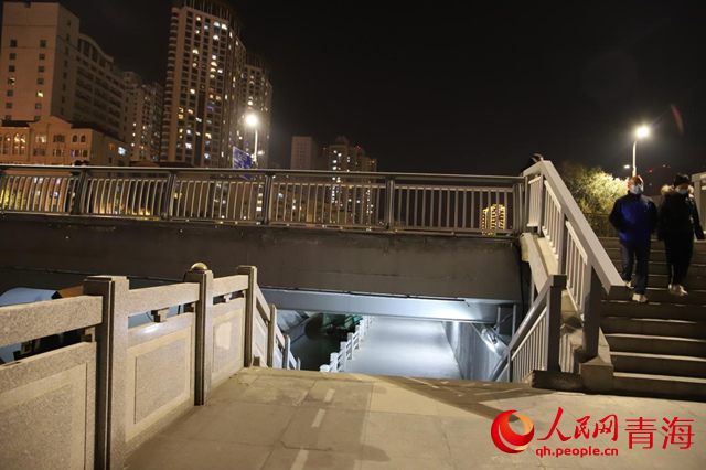 五四橋下的人行通道已安裝路燈。人民網(wǎng) 楊啟紅攝