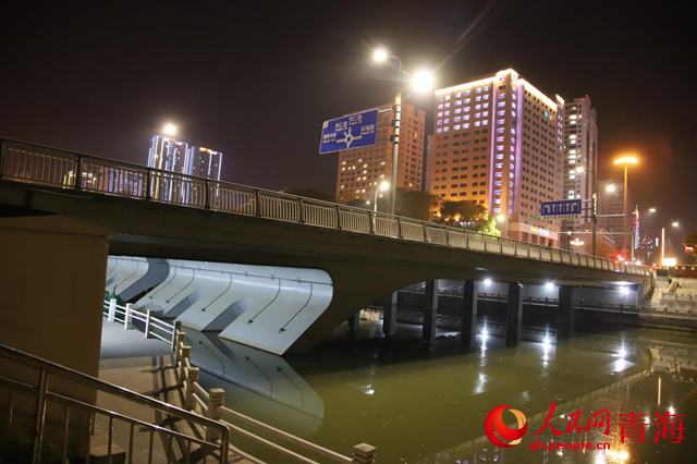南川河兩側(cè)的人行通道均已安裝路燈。人民網(wǎng) 楊啟紅攝