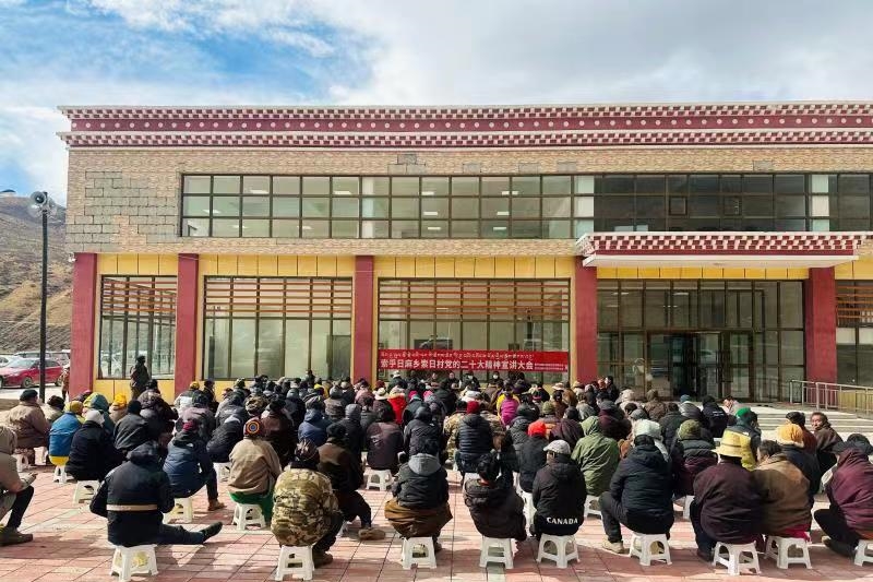 為群眾宣講黨的二十大精神。久治縣委宣傳部供圖
