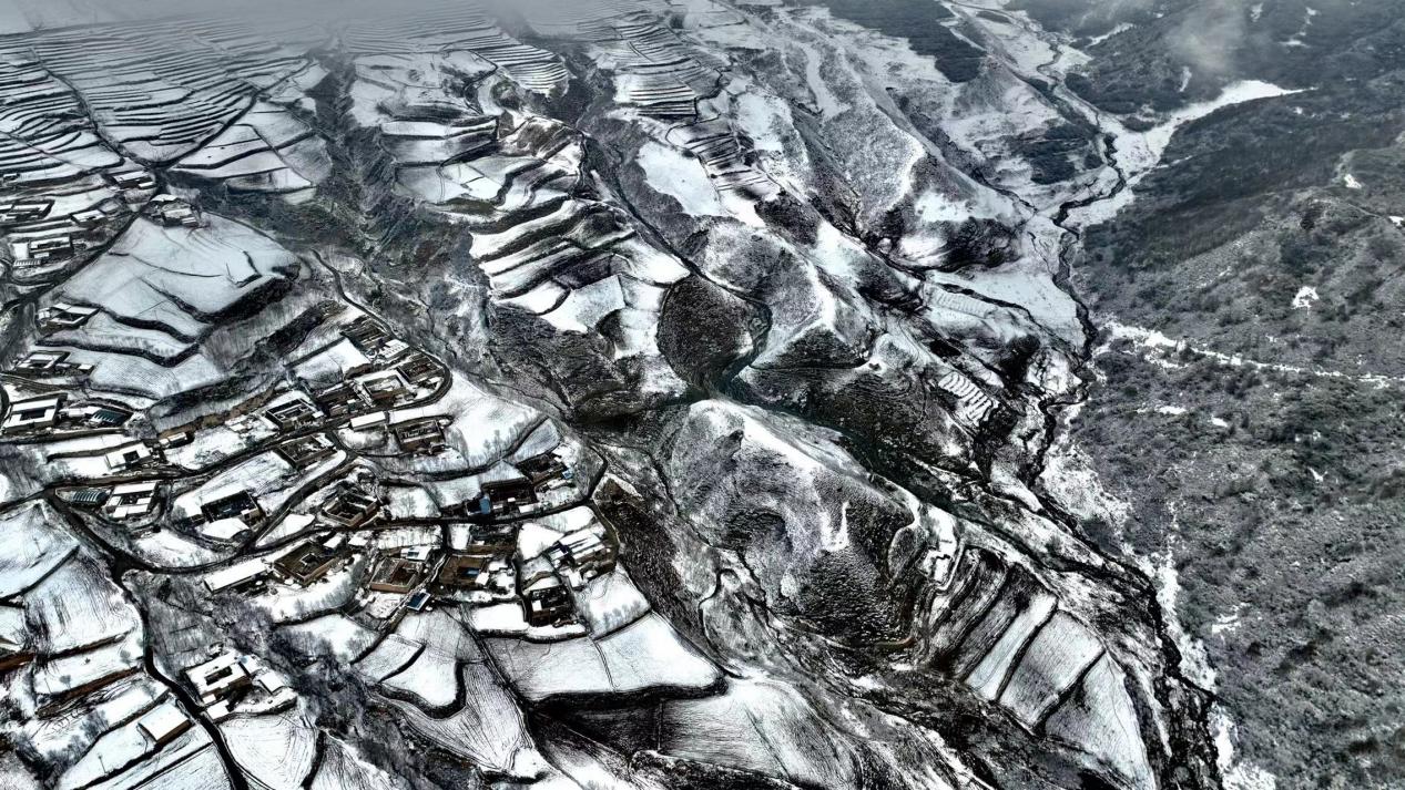 雪后的化隆美景猶如水墨畫。李玉峰攝