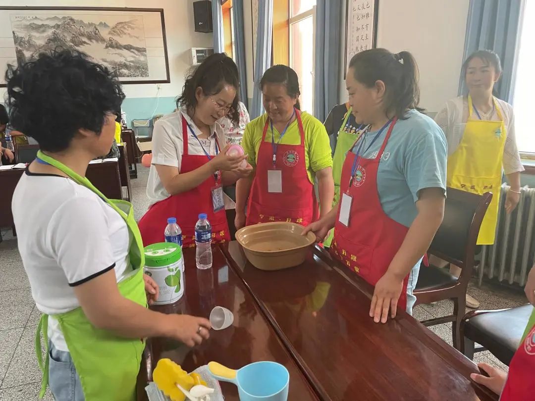 開展育兒培訓(xùn)。西寧市婦聯(lián)供圖