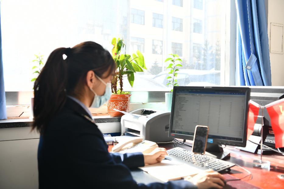 稅務(wù)干部視頻連線為納稅人答疑解惑。吳貴有攝