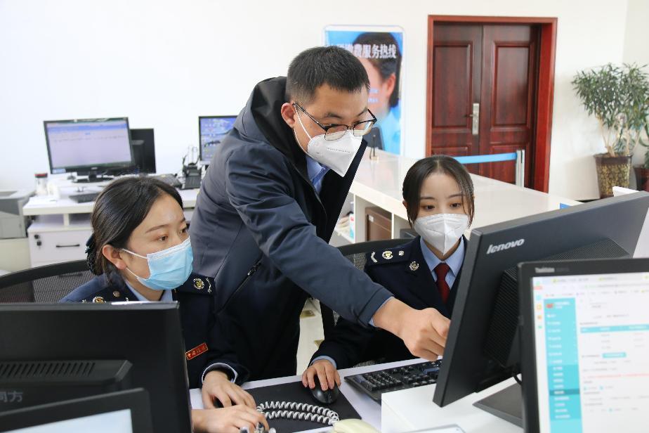 稅務(wù)干部通過大數(shù)據(jù)篩查企業(yè)政策享受情況。趙沛攝