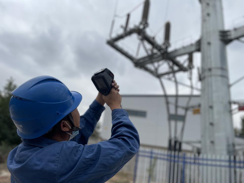國網(wǎng)海東供電公司輸配電運檢中心輸電帶電作業(yè)班員工在互助縣巴扎藏族鄉(xiāng)對110千伏彩金線輸電線路。李永鵬攝