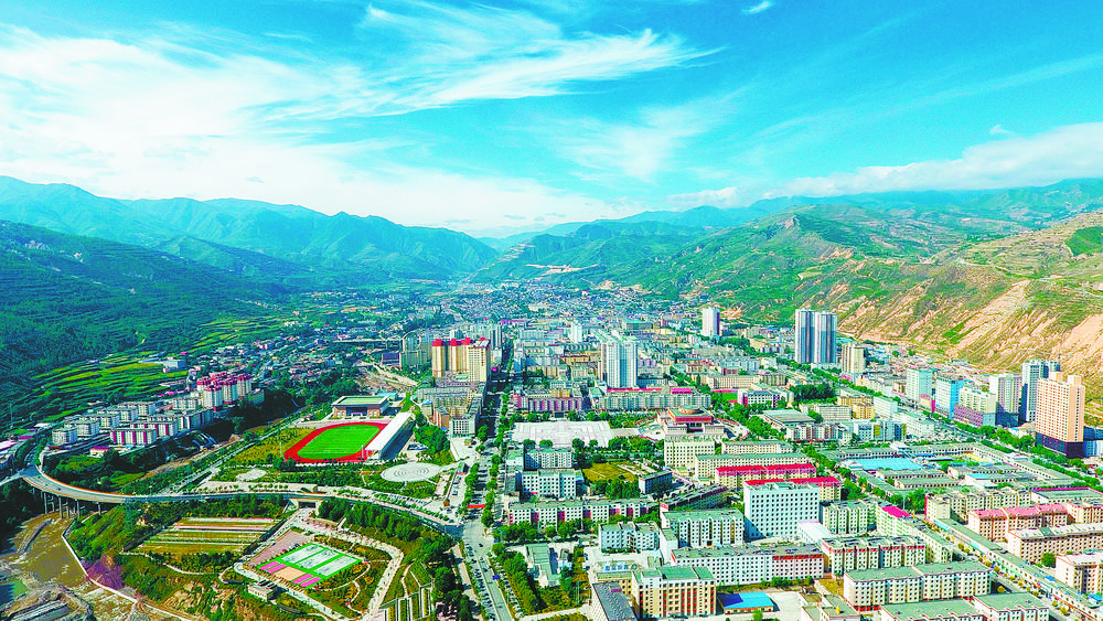 同仁市全景。 青海日報(bào)記者 公保安加 攝