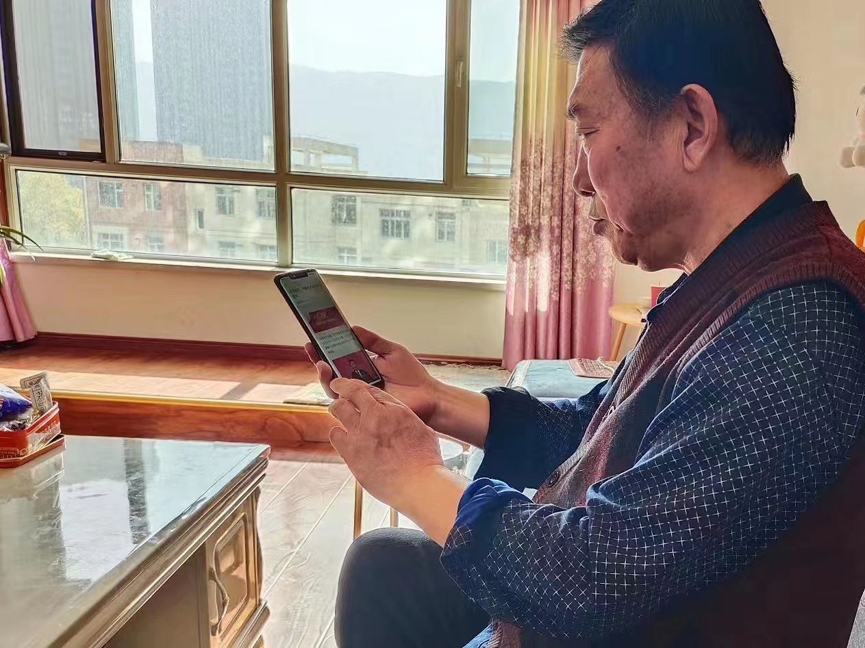 ????退休干部通過學(xué)習強國學(xué)習黨的二十大精神。國家稅務(wù)總局西寧市稅務(wù)局供圖