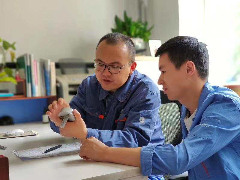 圖說：國網(wǎng)海東供電公司員工討論科技創(chuàng)新項目。（李永鵬攝）