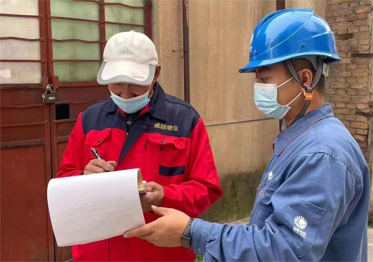 國網(wǎng)海東供電公司員工對(duì)客戶進(jìn)行冬季用電安全宣講。蔣生輝 攝
