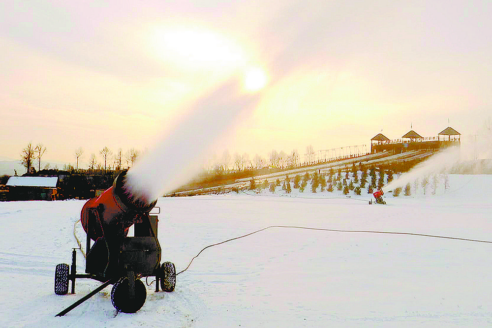 圖為12月15日，景區(qū)正在進(jìn)行人工造雪。本報(bào)記者 陳俊 通訊員 牟泉 互組 攝