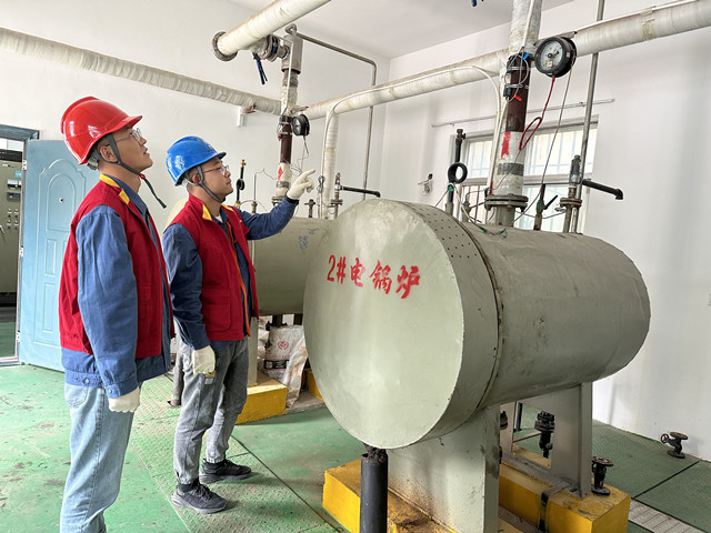 國家電網青海電力三江源（海東平安）共產黨員服務隊隊員朱文玉、謝占乾上門服務“煤改電”客戶，幫助客戶檢查電采暖設備。盛楠攝）