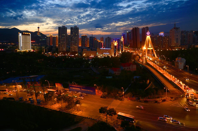 西寧夜景。西寧市城中區(qū)委宣傳部供圖