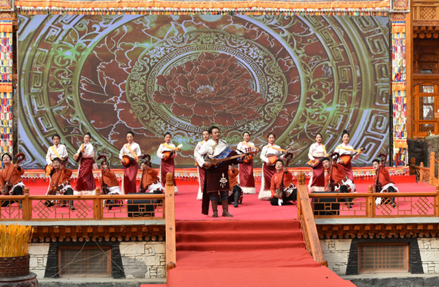 2023年尖扎縣新春聯歡會絢麗上演。尖扎縣委宣傳部供圖