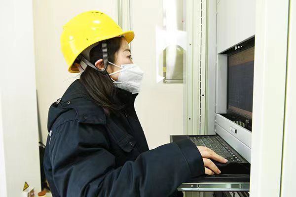 國網(wǎng)海東供電公司員工開展110千伏古驛變電站投運(yùn)前測試。李永鵬攝）