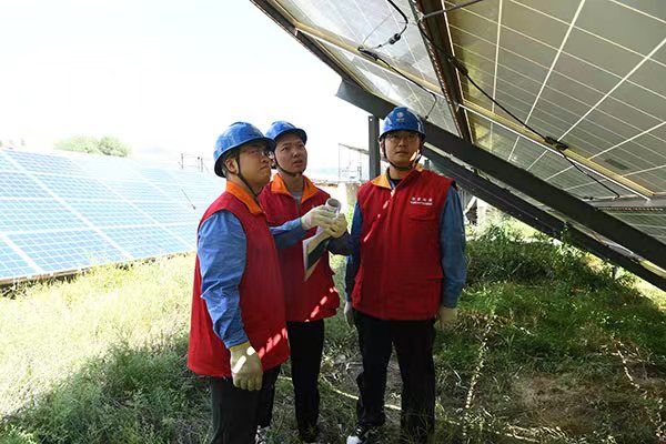 國網(wǎng)海東供電公司服務(wù)分布式光伏電站并網(wǎng)。李永鵬攝