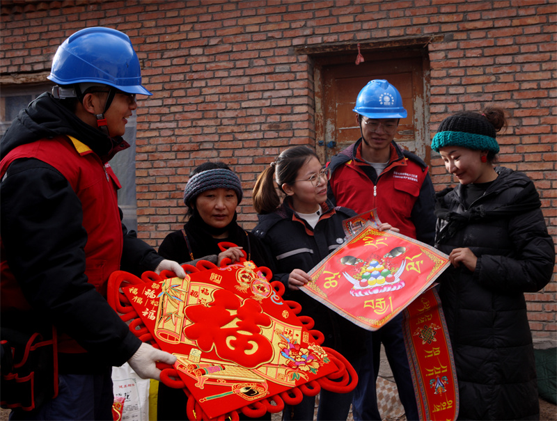 1月13日，國(guó)網(wǎng)青海同仁市供電公司員工為建檔立卡牧民贈(zèng)送中國(guó)結(jié)和春聯(lián)。祁正吉攝