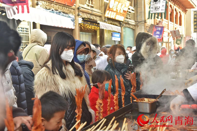 攤位前的市民游客。人民網(wǎng) 陳晶攝