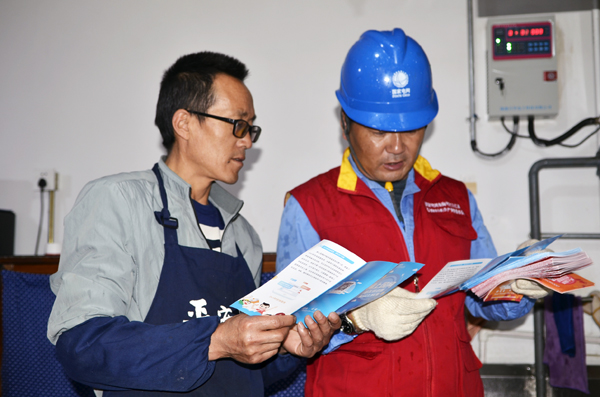 國網(wǎng)海東供電公司員工對平安驛·河湟民俗文化景區(qū)內(nèi)商戶進(jìn)行安全用電宣傳。馬彩虹攝 