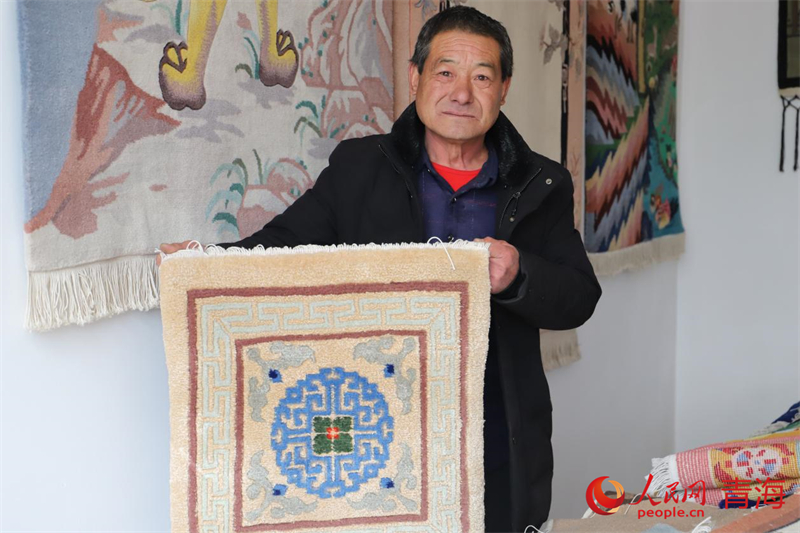 楊永良展示作品。人民網(wǎng) 況玉攝