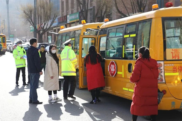 西寧公安交管部門對校車進行交通安全大檢查。西寧市公安交通管理局供圖