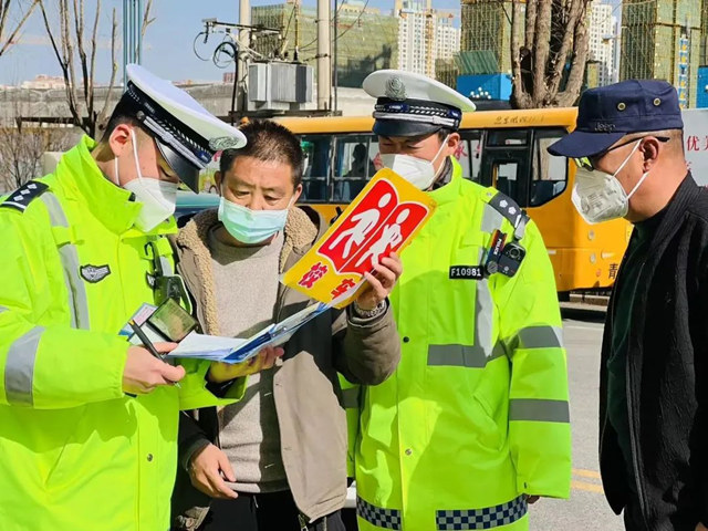 西寧公安交管部門對校車進行交通安全大檢查。西寧市公安交通管理局供圖