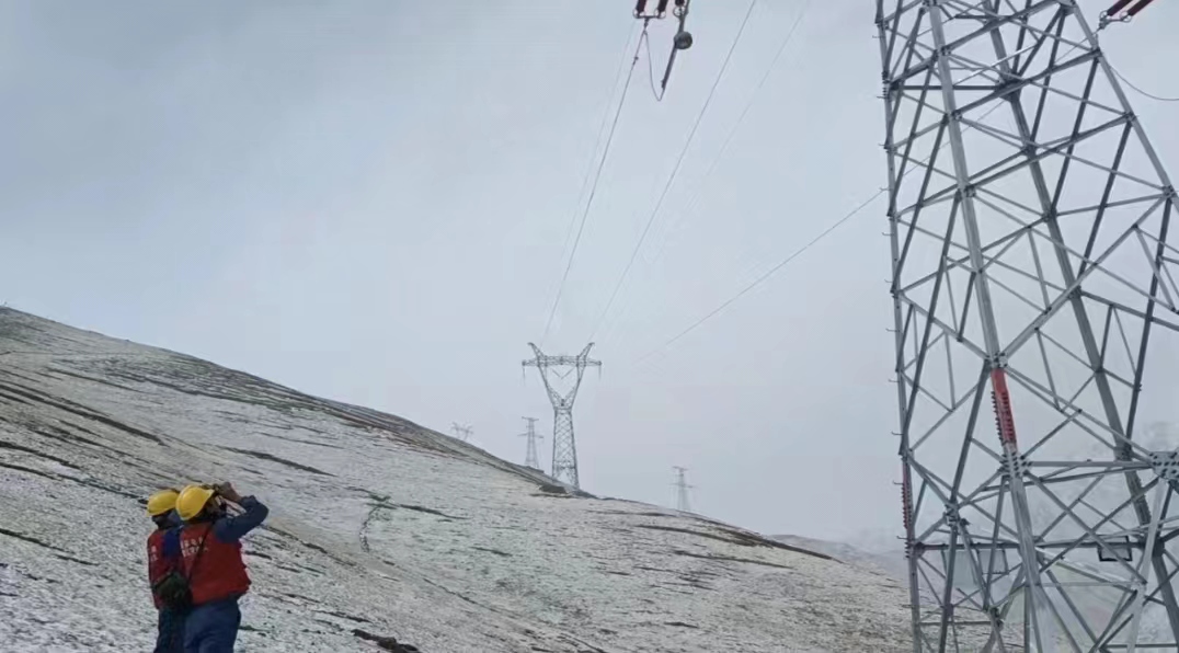 青海送變電運(yùn)維人員對(duì)110千伏玉治I、II回輸電線路進(jìn)行覆冰覆雪特巡。王振錄攝