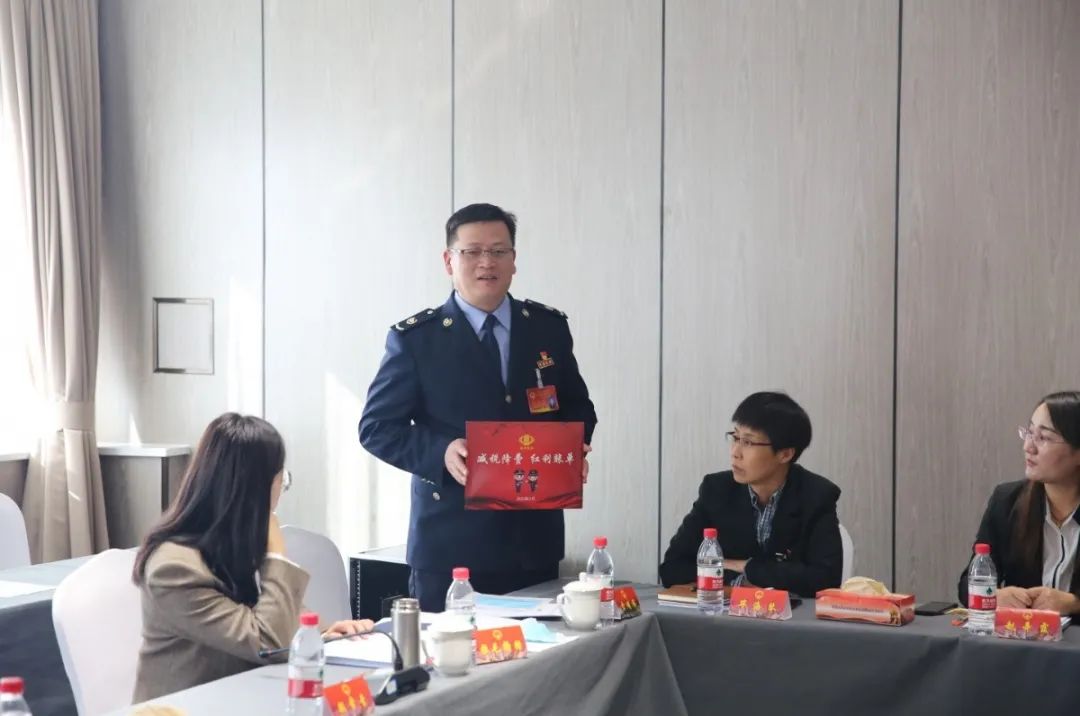 城北區(qū)稅務(wù)局黨委書記、局長劉建平在城北區(qū)人民代表大會(huì)現(xiàn)場給轄區(qū)重點(diǎn)稅源企業(yè)送紅利賬單。劉露 攝