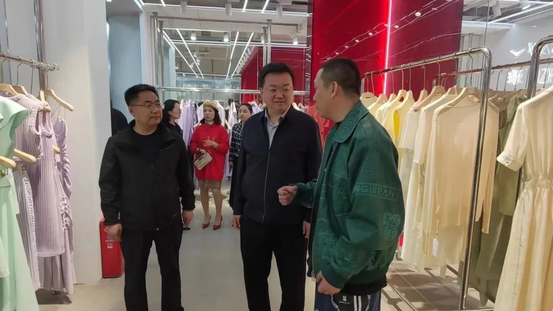 湟中區(qū)黨政代表團(tuán)了解創(chuàng)意時(shí)尚設(shè)計(jì)企業(yè)發(fā)展情況。湟中區(qū)融媒體中心供圖