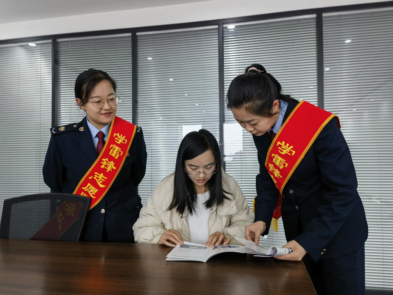 學(xué)雷鋒志愿服務(wù)隊(duì)入企宣傳政策。許翔攝