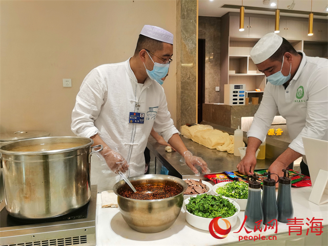 拉面師傅準備食材。人民網(wǎng) 馬盛楠攝