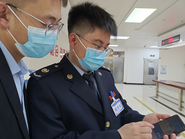 “稅收管家”對納稅人進(jìn)行輔導(dǎo)。馮萬秀攝