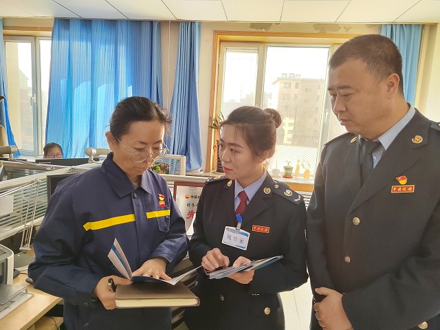 “稅收管家”服務(wù)團(tuán)隊上門回訪。馮萬秀攝