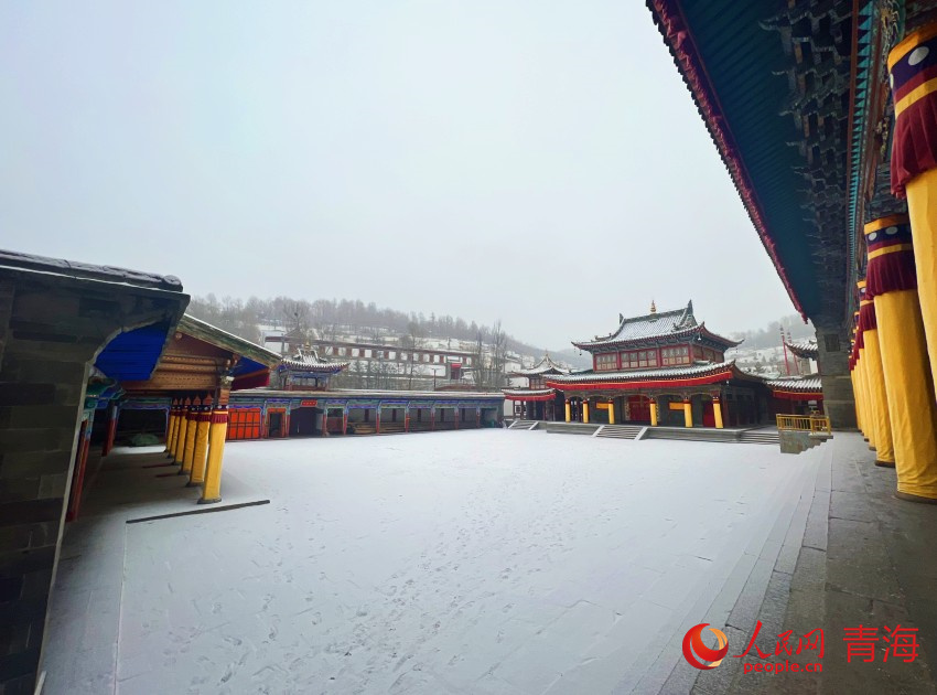 雪落塔爾寺。人民網(wǎng) 甘海瓊攝