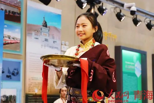玉樹州博物館小鎮(zhèn)藏品展示。人民網 楊啟紅攝