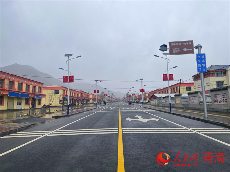 大莊村柏油馬路。人民網(wǎng) 況玉攝