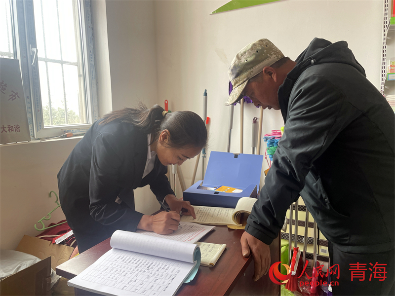 村民在積分超市兌換物品。人民網(wǎng) 況玉攝