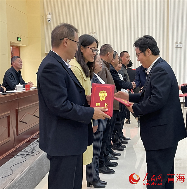 為專家頒發(fā)聘書。人民網(wǎng) 況玉攝