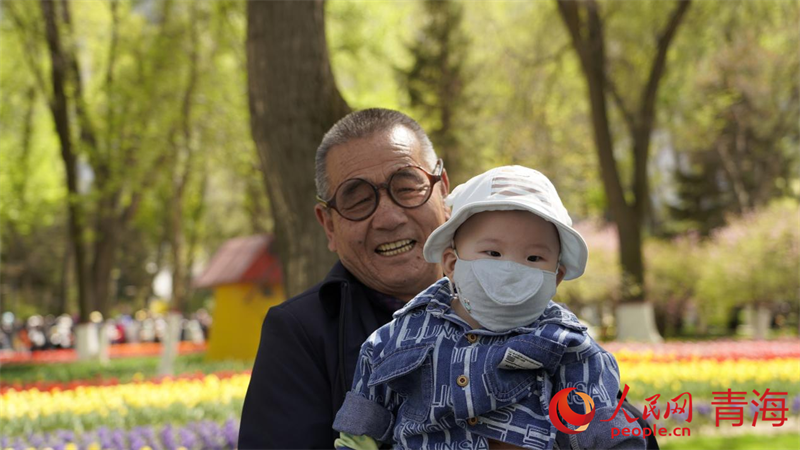 游客合影拍照。人民網(wǎng) 況玉攝