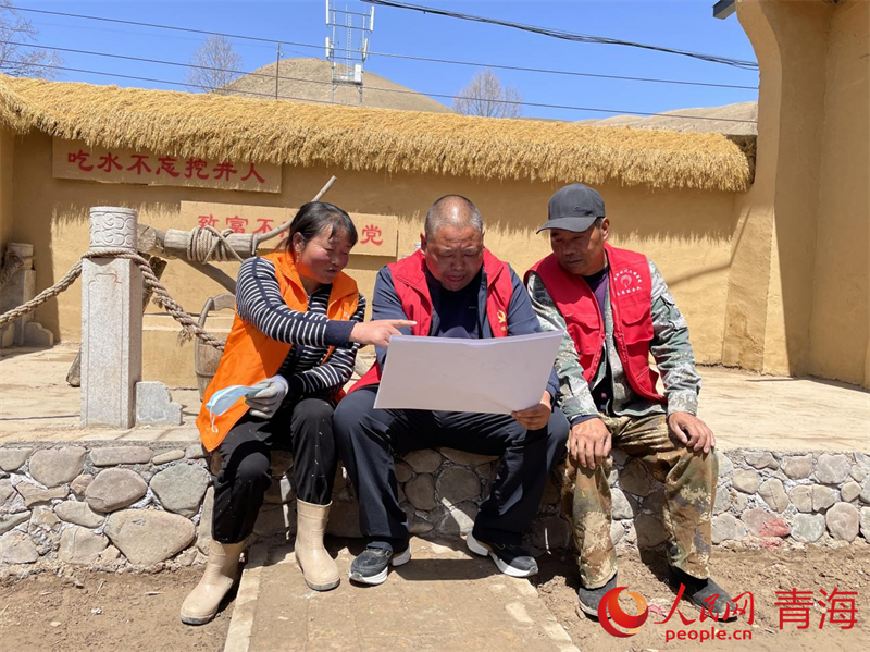 朱發(fā)山（中）和村民。人民網(wǎng) 況玉攝
