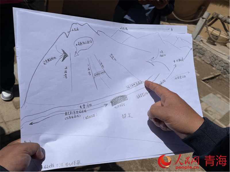 朱發(fā)山介紹大溝腦村文旅發(fā)展規(guī)劃。人民網(wǎng) 況玉攝