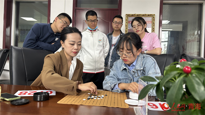 五子棋比賽現(xiàn)場。人民網(wǎng)陳明菊攝