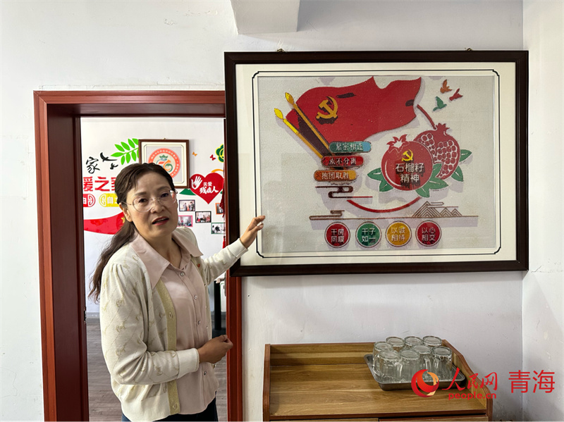 楊原正在介紹林蔭社區(qū)黨員活動室。人民網(wǎng) 劉沛然攝