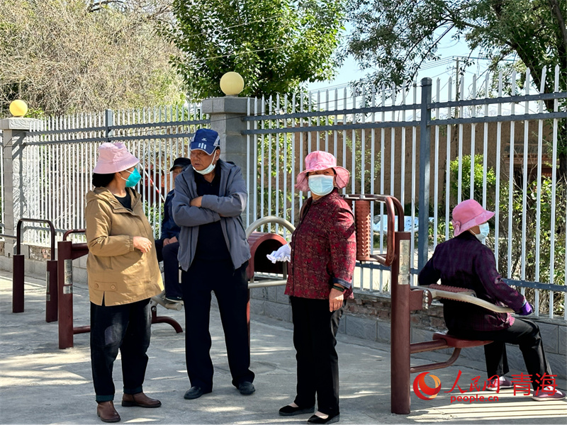 林蔭社區(qū)居民正在休憩、鍛煉。人民網(wǎng) 劉沛然攝