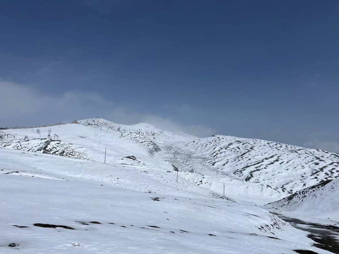 拉脊山雪景。