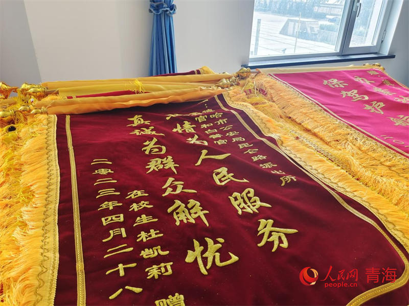 來自山東在校學生郵寄來的錦旗。人民網(wǎng) 陳明菊攝
