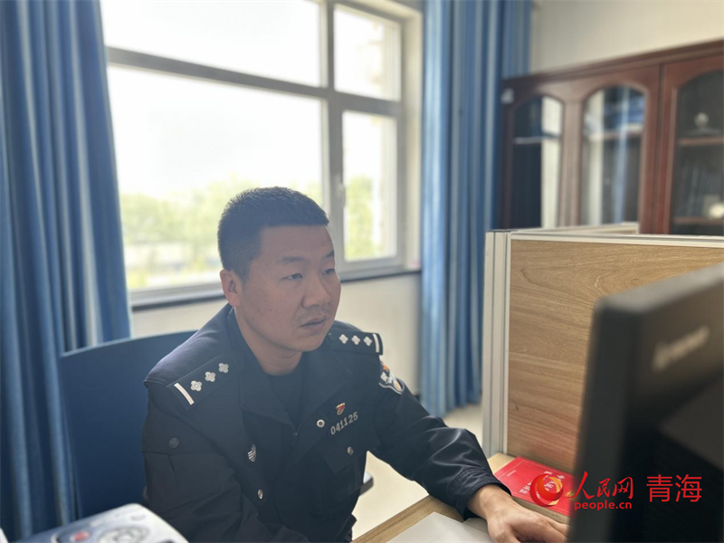 工作中的白高賢警官。人民網(wǎng) 陳明菊攝