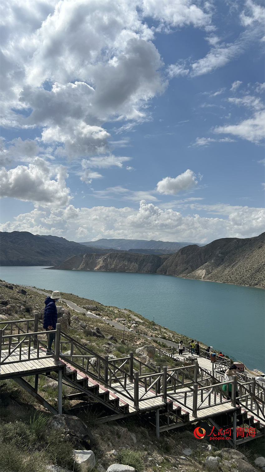 龍羊峽生態(tài)旅游度假景區(qū)。人民網(wǎng) 陳明菊攝