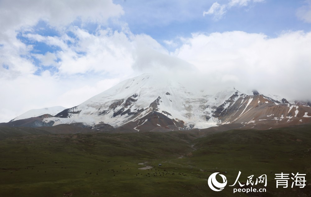 果洛高山。人民網(wǎng) 馬可欣攝