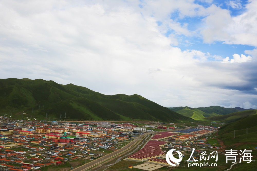 達(dá)日沿途山巒。人民網(wǎng) 馬可欣攝